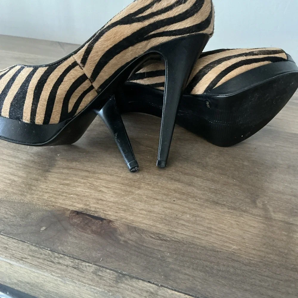 Bcbgeneration Faux Fur Tiger Stripe‎  Peep toe Heels Sz 7